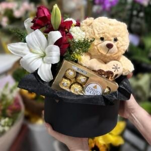 Box com Lírio, Rosas, Urso e Ferrero