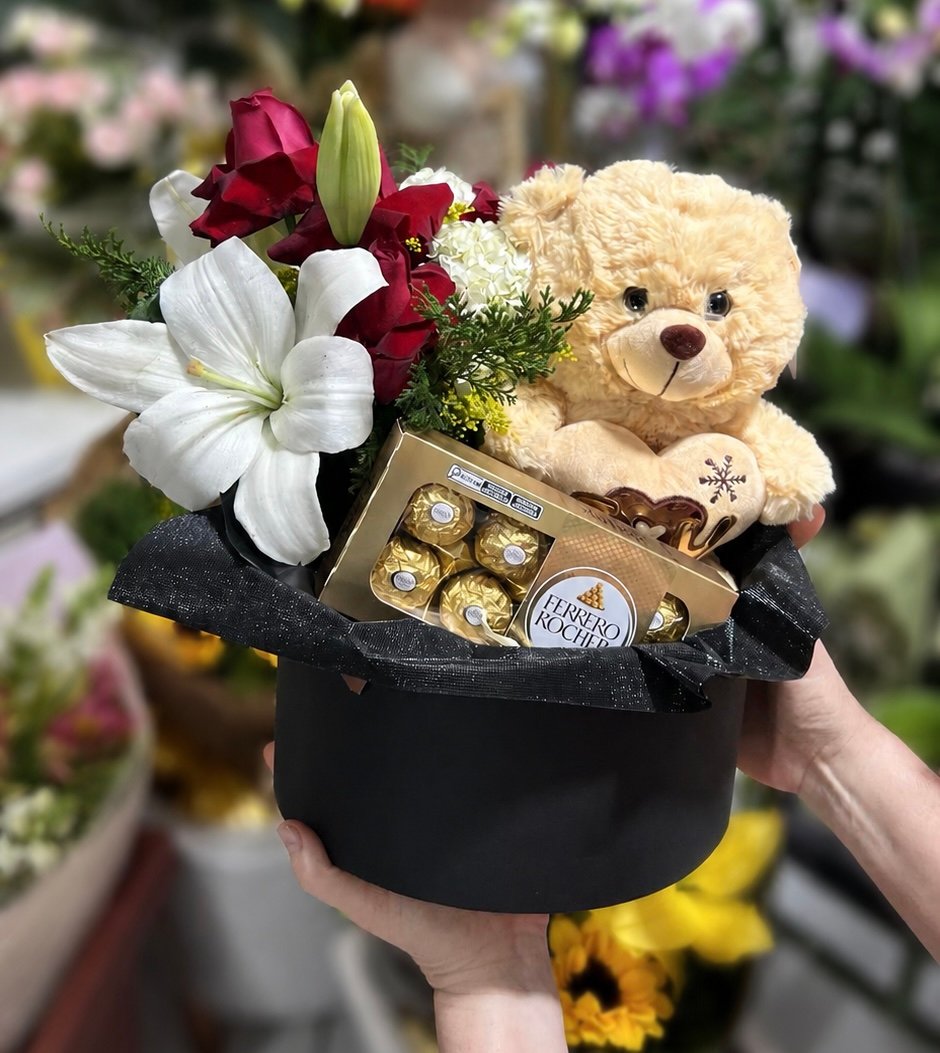 Box com Lírio, Rosas, Urso e Ferrero